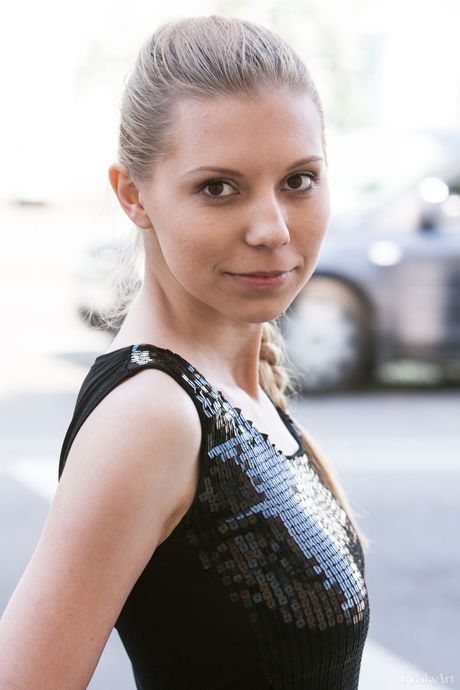 俄羅斯金髮少女 Stella D 在走廊的毯子上裸體