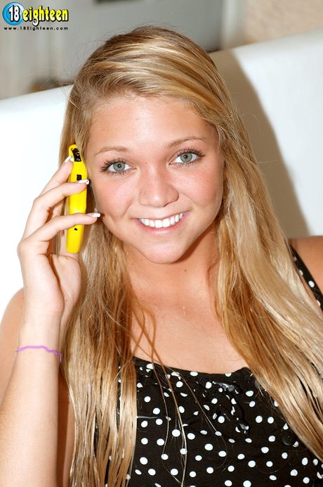 アメリカ、アイルランド、ラトビアのブロンドティーン、ジェシー・アンドリュースがベッドの上でオマンコをこする