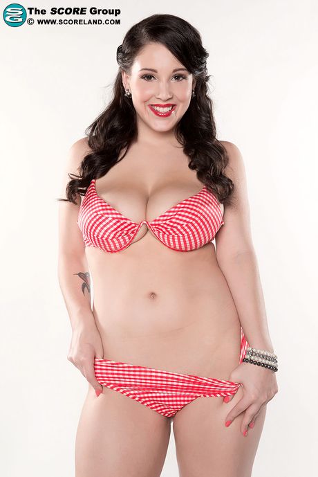 性感的美國黑髮 Noelle Easton 展示大胸脯和手淫