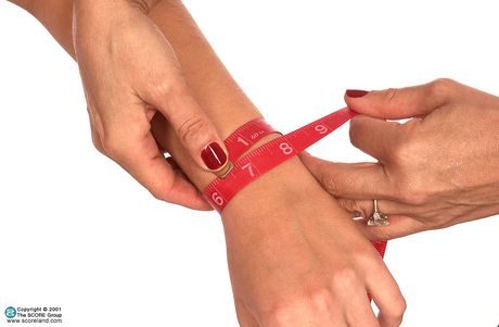 Fyldig teenager Daizie Kellog fremhæver sine store bryster og går nøgen frem for kameraet i en solo