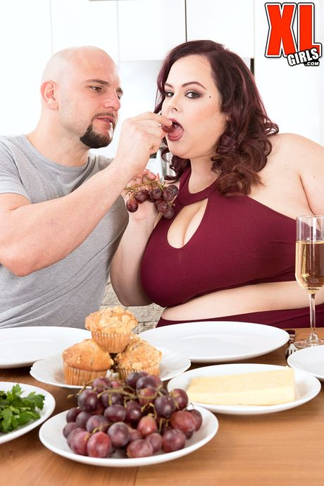 BBW Jordynn Luxxx 的大奶和陰戶被猛乾