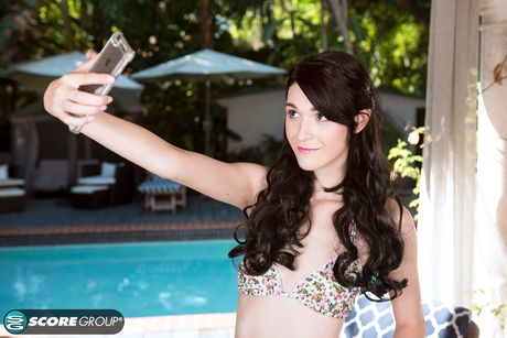 Skinny american doll Ivy Aura gets her pussy stuffed with a big dick outdoors