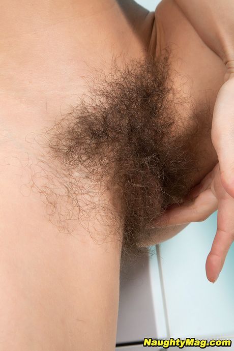 Brunette ukrainske nuttet Aria fingrer sin behårede fisse efter at være blevet nøgen