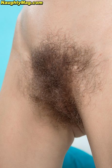 Aria er en smuk brunette med en behåret fisse og en stor røv