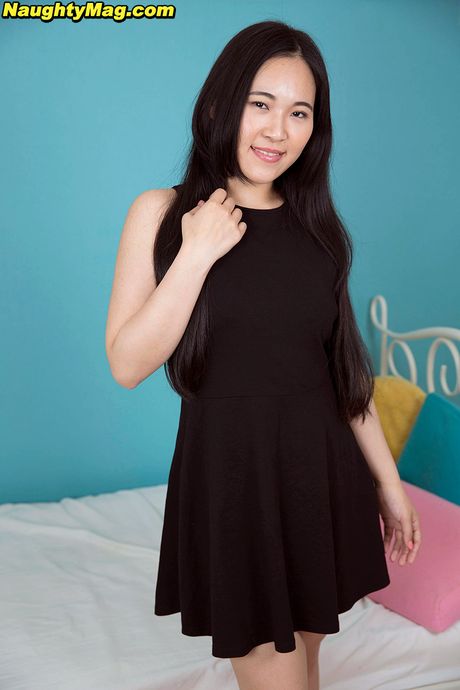 Asiatisk skønhed Kaho bliver helt nøgen, før hun fingerer sin fisse