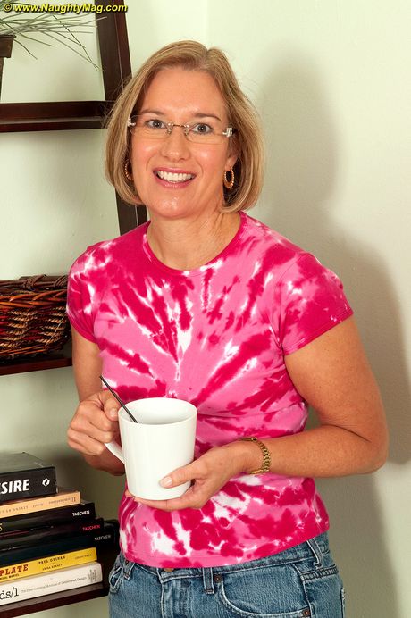 Nørdet moden dame med petite små bryster strimler og spreder sin fisse