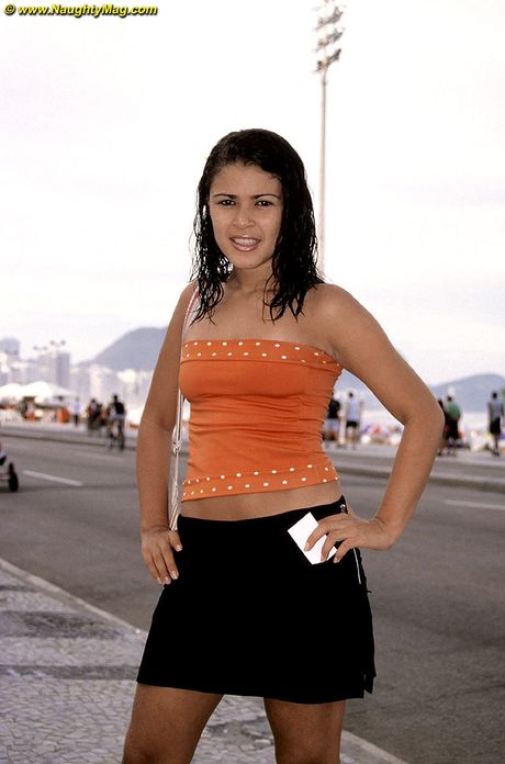 黑髮業餘選手格洛麗亞展示了她驚人的乳房，並在單人照中展示了她的裸體