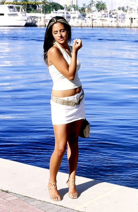 Vidunderlig amatør babe Amatør stripper og viser sin varme krop udendørs