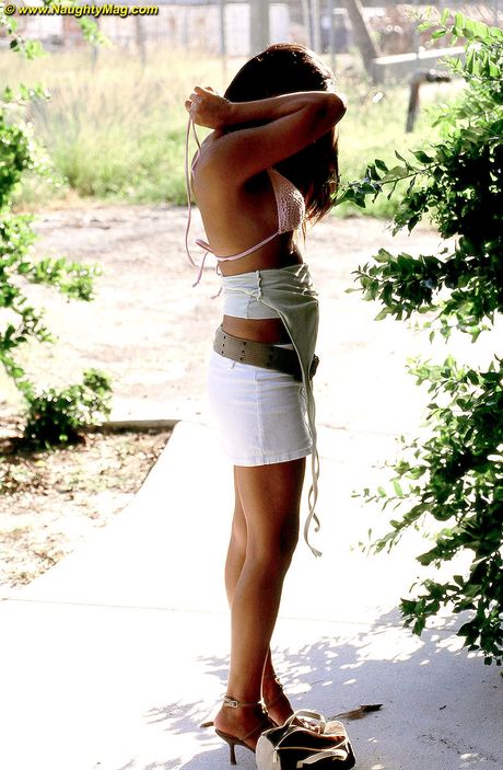 Vidunderlig amatør babe Amatør stripper og viser sin varme krop udendørs