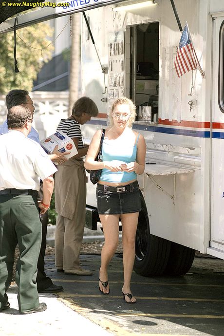 Blond amatør viser sin lækre krop frem og poserer solo