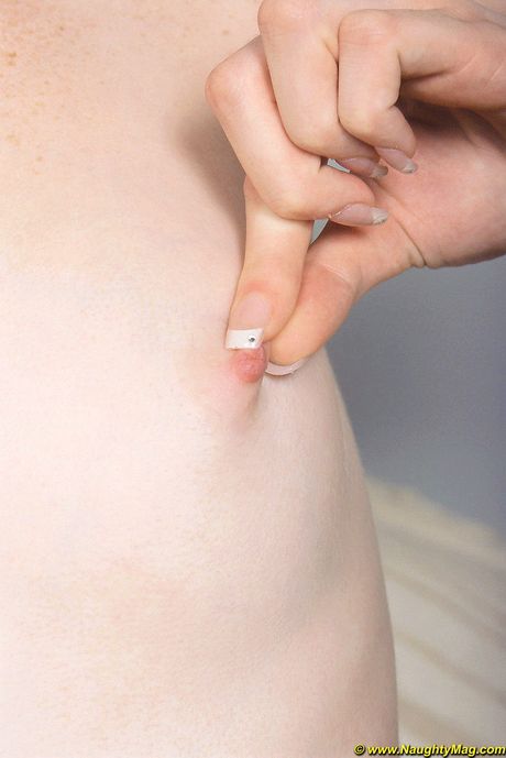 素敵なアマチュアVikkiはストリップしてソロで彼女の熱い体を露出します