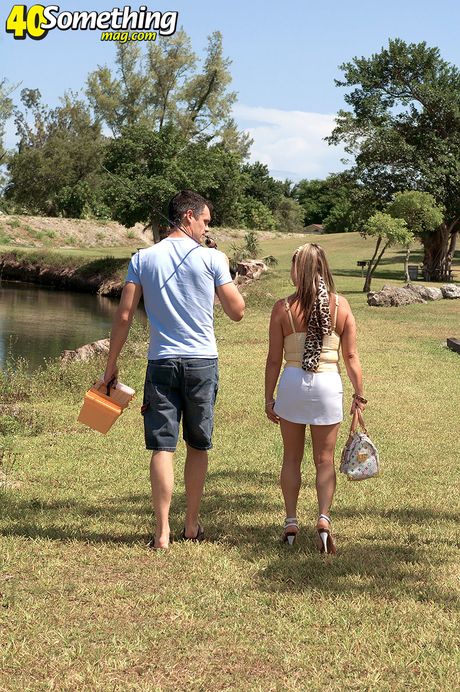  Nysgerrig amerikansk moden Tyra Love bliver hårdt kneppet i sin barberede fisse efter en varm piksug