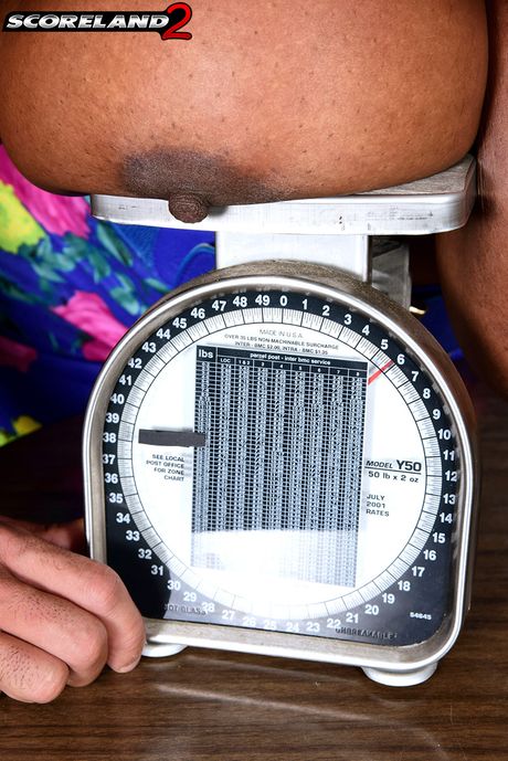 豐滿的美國、牙買加黑人瑪莎拉蒂被操，臉上射精