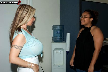 Storbrystet amerikansk blond Summer Sin har sine store bryster dækket af sæd efter et kneppe