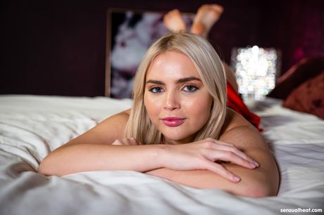 淺色頭髮的烏克蘭寶貝 Lika Star 使用性玩具在床上自慰