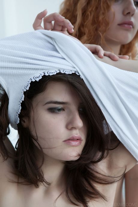 Sexede lesbiske Soko A & Tofana A kysser og slikker fisse i en lidenskabelig trekant