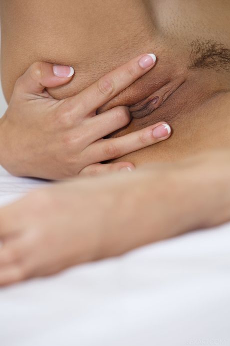 チェコの美女キャンディス・ルカが下着を脱ぎ、巨乳と毛のないオマンコを披露