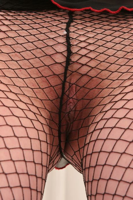 金髪美女ケリーがホットなカップルにアナルを広げられる