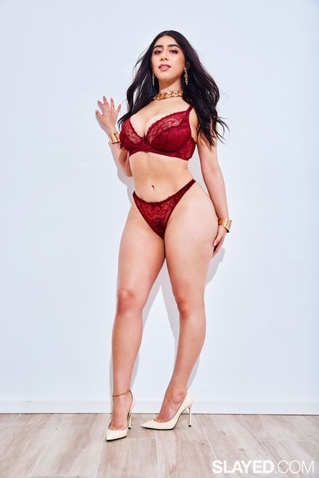 素敵なレズビアンのアニッサ・ケイトとバイオレット・マイヤーズがベッドでセックスをする