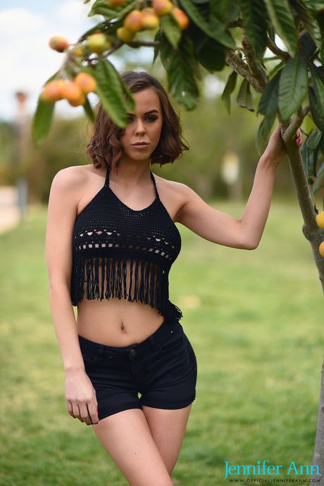 セクシーな女の子ジェニファー・アンが裏庭の毛布の上で服を脱ぐ