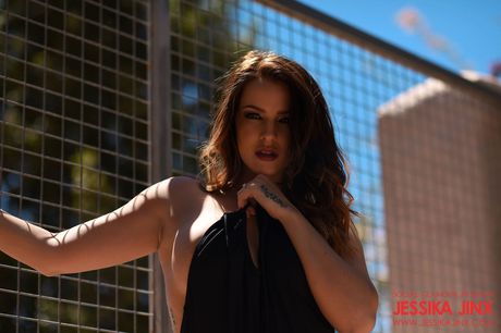 ゴージャスな美女ジェシカ・ジンクスがボディスーツを脱いで裸になる