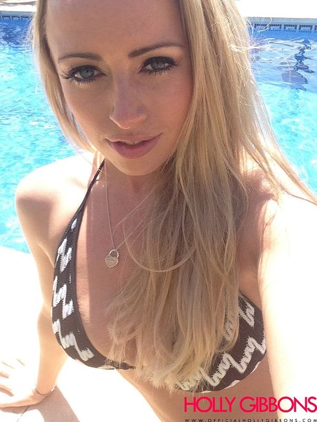 金髪のイギリス人美女ホリー・ギボンズが大きな胸を披露し、ビキニ姿でポーズをとる