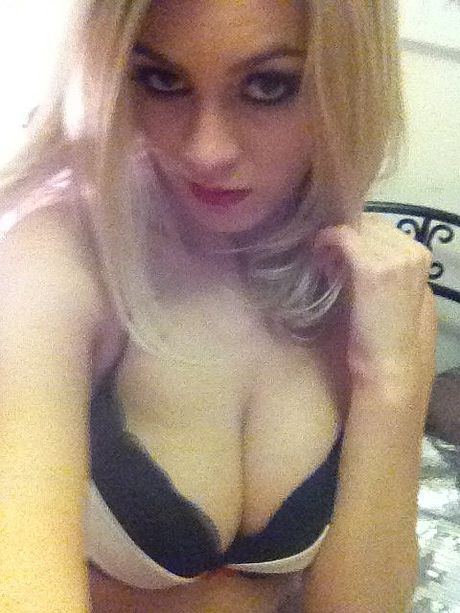 Blond britisk covergirl Summer St Claire viser sine fantastiske jugger og poseringer