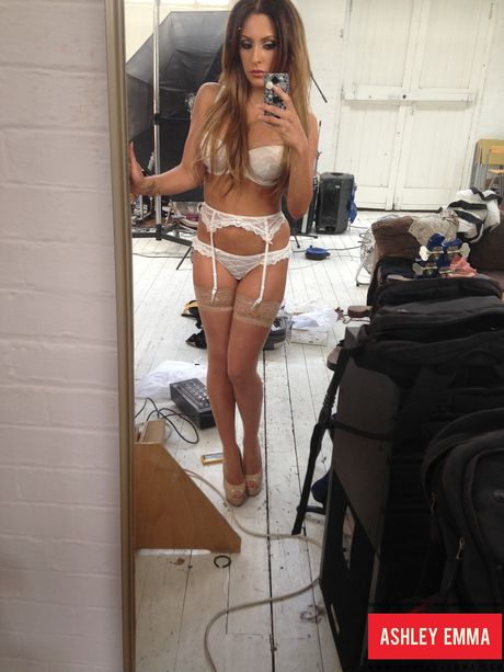 スイートなモデルのアシュリー・エマが、白いランジェリー姿で素晴らしい胸とポーズを披露