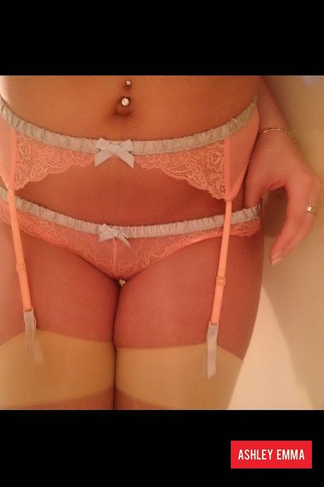 セクシーな英国のブルネットのアシュリー・エマは彼女の大きなおっぱいとトリミングされた猫を強調しています