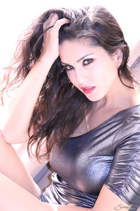 セクシーなスカートで大きな胸と熱いお尻を露出する魅力的なインドの黒髪の熟女サニー・レオーネ