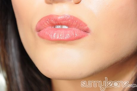 性感色情明星 Sunny Leone 在自慰前吸吮假陽具