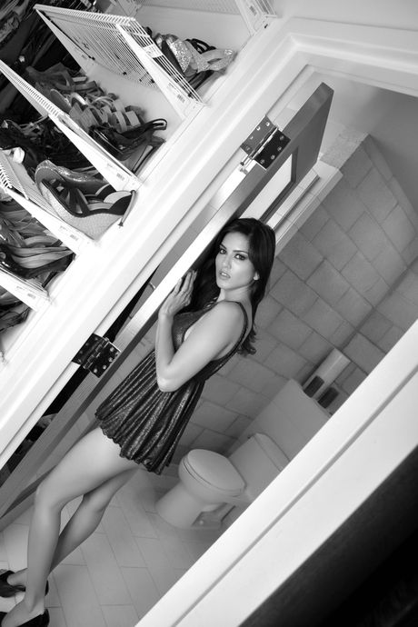 Brilliant indian brunette Sunny Leone unveils her big racks and demonstrates her exposed body in the bathroom