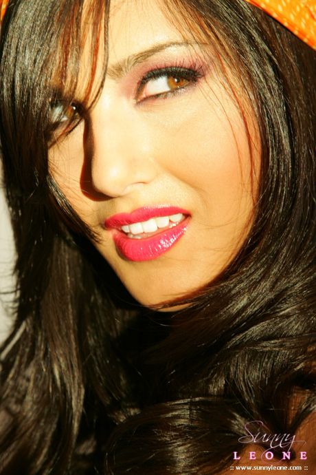 Mørkhåret indisk babe Sunny Leone viser sine fantastiske meloner og poserer solo