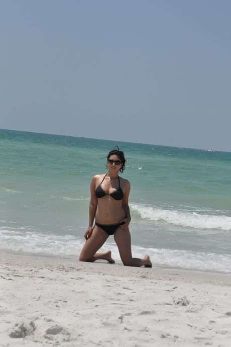 印度巨乳色情明星 Sunny Leone 在海灘上炫耀她迷人的乳房和光禿禿的陰部