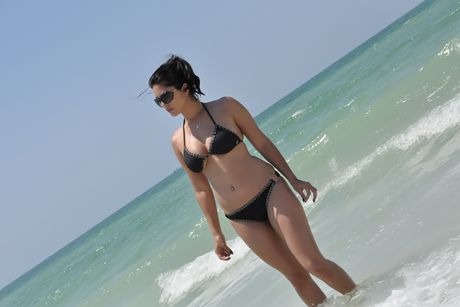 印度巨乳色情明星 Sunny Leone 在海灘上炫耀她迷人的乳房和光禿禿的陰部