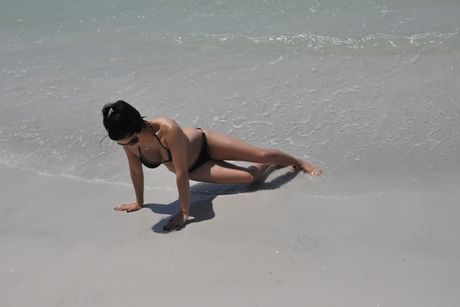 印度巨乳色情明星 Sunny Leone 在海灘上炫耀她迷人的乳房和光禿禿的陰部