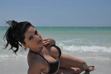 印度巨乳色情明星 Sunny Leone 在海灘上炫耀她迷人的乳房和光禿禿的陰部