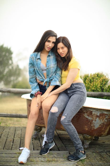 大胸部色情明星吉安娜·迪奧 (Gianna Dior) 是一位熱愛性愛的女同性戀者