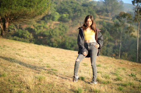 Den perfekte tyske, spanske brunette Shyla Jennings stripper og præsenterer sin sexede røv udendørs