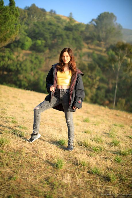 Den perfekte tyske, spanske brunette Shyla Jennings stripper og præsenterer sin sexede røv udendørs