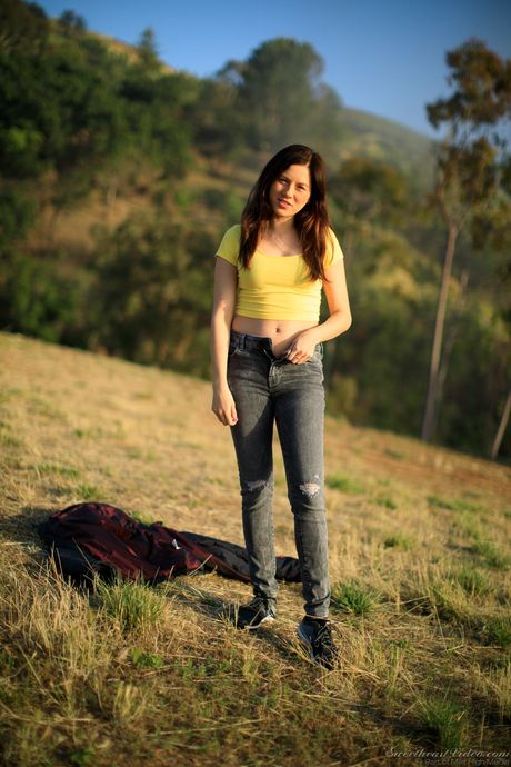 Den perfekte tyske, spanske brunette Shyla Jennings stripper og præsenterer sin sexede røv udendørs