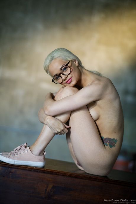 メガネをかけたポルノスター、エルザ・ジーンがスニーカーで小さな胸を披露