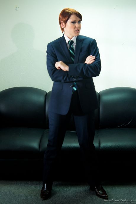 Sexet amerikansk, irsk babe Lily Cade stripper til sine støvler og præsenterer sin behårede fisse