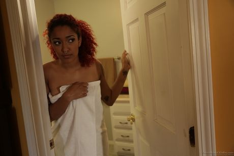 Ebony lesbiske Chanell Heart og Daisy Ducati slikke og finger fisser