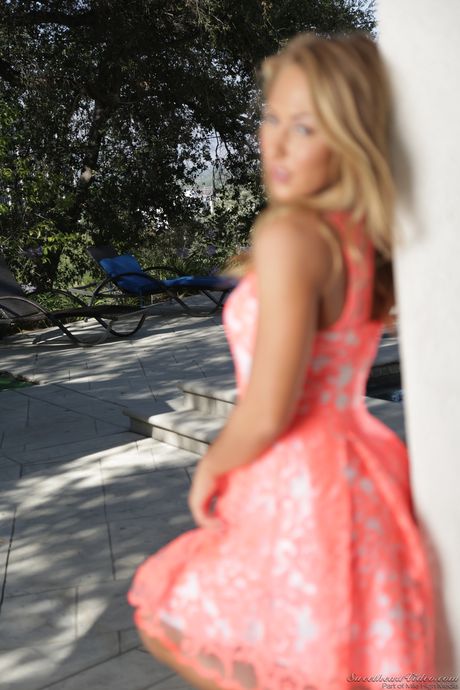 Blonde amerikanske skønhed Carter Cruise tager sin kjole og trusser af udendørs