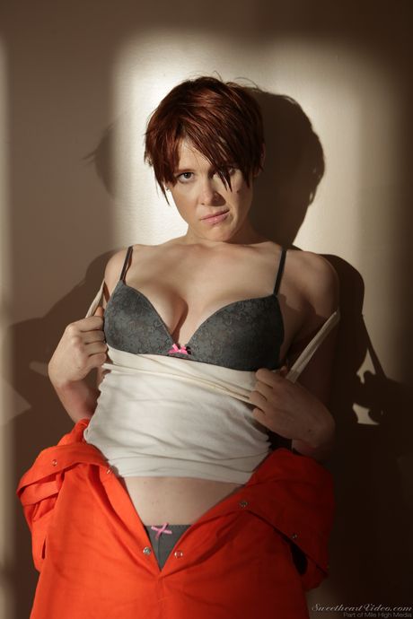 纖細的美國女孩莉莉·凱德展現出豐滿的胸部和性感的臀部