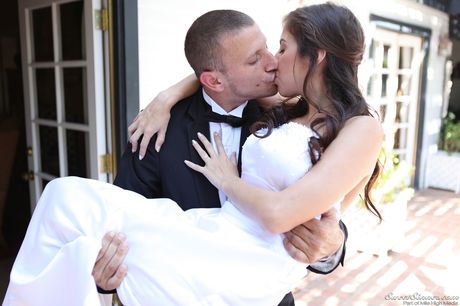 Yndig amerikansk teenager April Oneil i nederdel viser sin skønhed udenfor