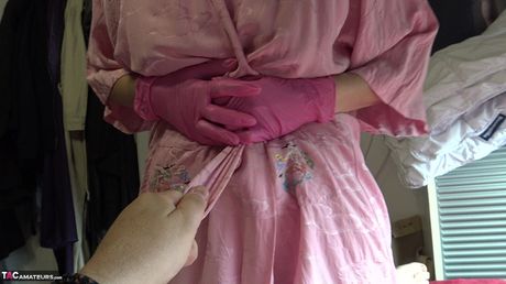 Fremragende tysk cougar i briller og latexhandsker giver et håndjob og får en ansigtsbehandling