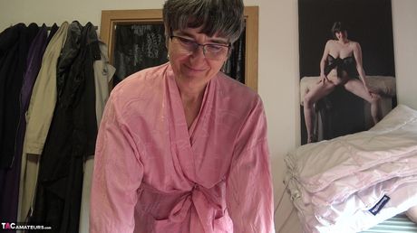 戴著眼鏡和乳膠手套的優秀德國美洲獅為她打手槍並得到面部