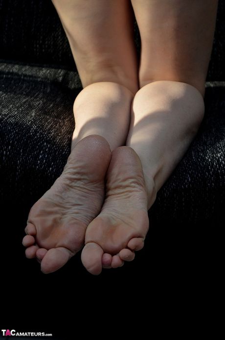 成熟したドイツのブルネットホットミルフは彼女の靴下を脱ぎ、彼女の完璧なお尻を披露します